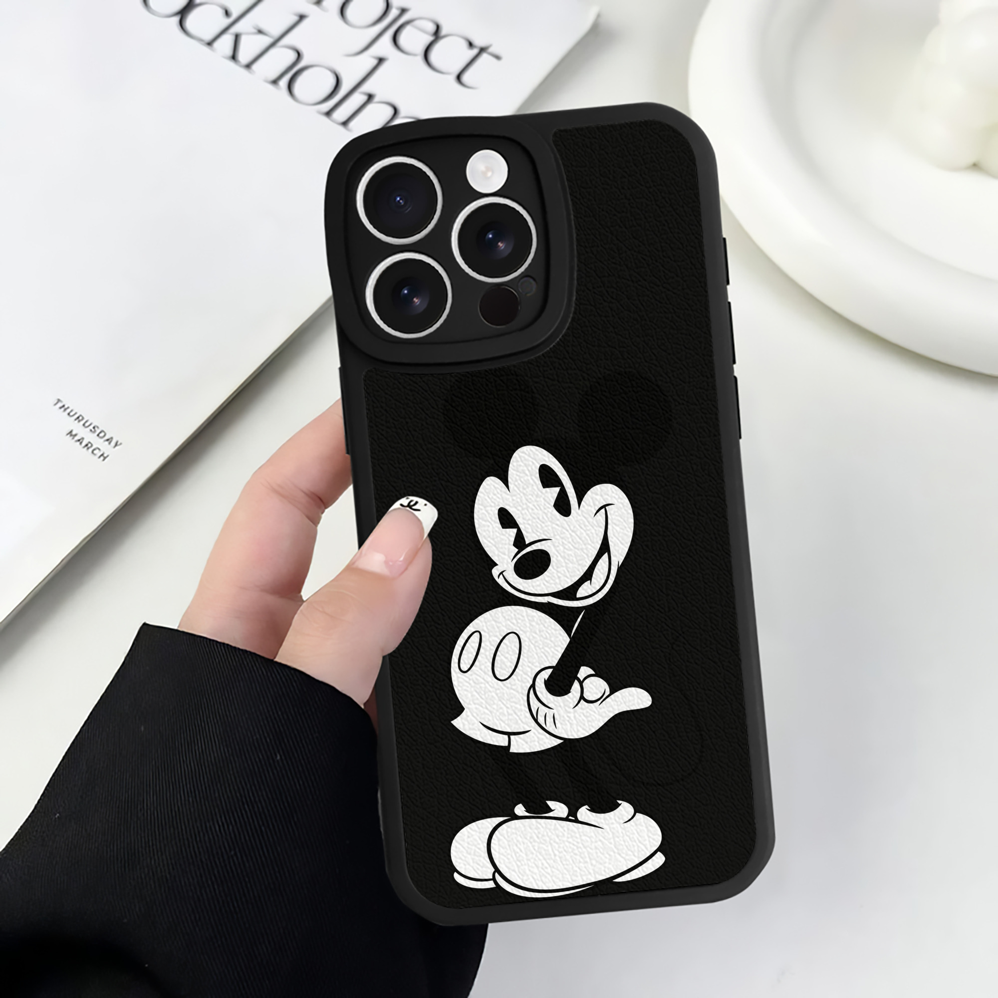 （画像用） ミッキーマウス Mickey Mouse 【iPhone 16シリーズ対応】シリコンスマホケース（レザー調） 材質：シリコン